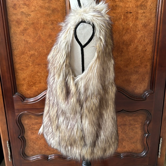 Charlotte Russe Faux Fur Vest - Picture 4 of 14